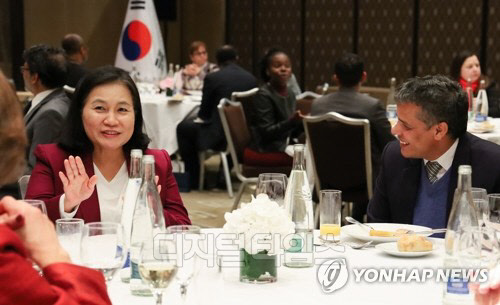 세계무역기구(WTO) 사무총장 선거 최종 라운드에 진출한 유명희 산업통상자원부 통상교섭본부장이 16일(현지시간) 스위스 제네바 인터콘티넨탈 호텔에서 제네바 주재 각국 대사들을 초청해 개최한 리셉션에서 참석자들과 대화하고 있다(연합뉴스)